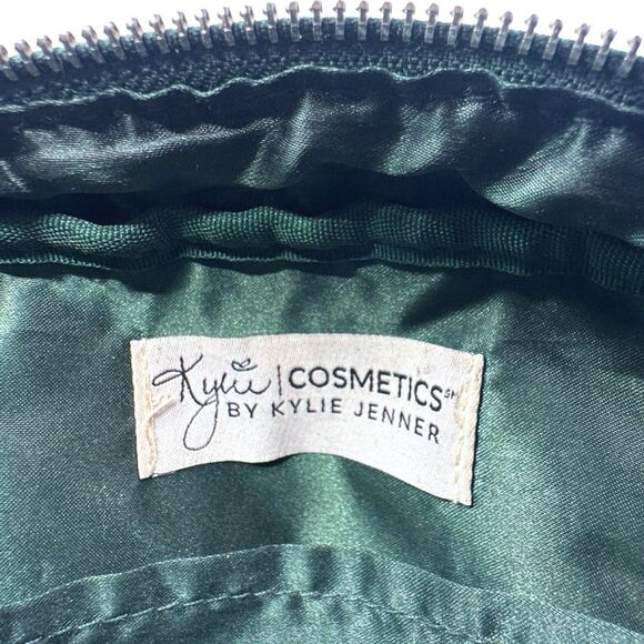 KYLIE Cosmetics 2017 Holiday Collection Emerald Green Ltd. Ed. Make-Up Bag - Picture 4 of 7